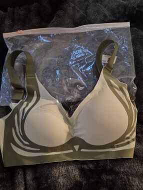 Source Unknown Olive & Cream Padded Wireless Sports Bra